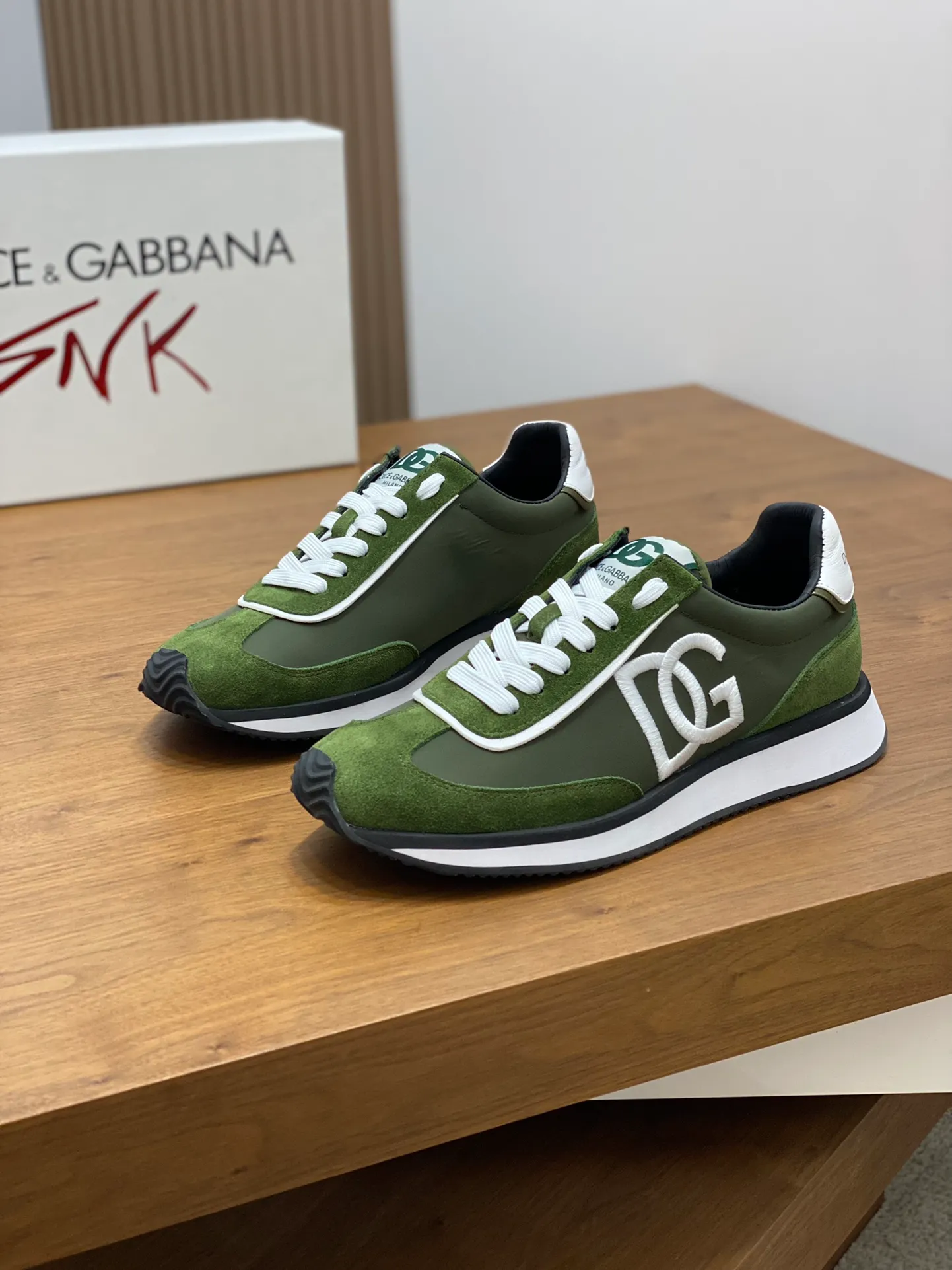 Factory price: 458💰••New products••Dolce&Gabbana••DG✔️High-end men's sports•casual shoes. Original goods from top counters. Original imported cowhide, multi-material splicing design ➕Imported cowhide lining, cowhide feet ➕Original T men's shoes 💰R elastic outsole.  Size: 39-44 (38, 45 customized)